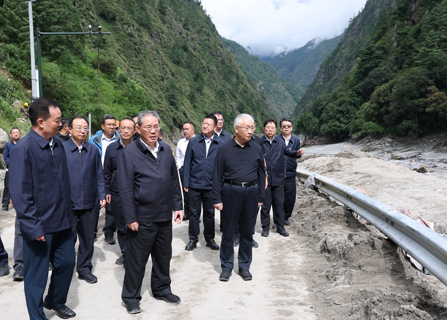 8月27日,受习近平总书记委托,中共中央政治局常委、国务院总理李强赴西藏日喀则市吉隆县指导吉隆口岸泥石流灾害抢险救援和应急处置工作。这是李强实地察看灾情。新华社记者 黄敬文 摄